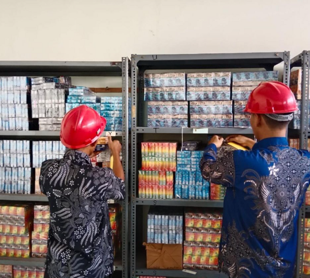 Rupbasan Blitar Lakukan Pemasangan Label Pada Basan dan BaranBlitar- Kamis, 06 Juni 2024 Tim Teknis Rupbasan Blitar Kementerian Hukum dan HAM Jawa Timur melakukan pemasangan Label. Diawali dengan Pengecekan Basan Baran yang kemudian dilanjutkan dengan penyesuaian Kartu Label sesuai dengandata Basan Baran. Kegitan ini dipimpin langsung oleh Kasubsi Adm dan Pengelolaan.Label Basan Baran ini berfungsi sebagai identitas basan baran guna mempermudah pada saat pemeliharaan.Dukung Rupbasan Blitar Kementerian Hukum dan HAM Jawa Timur yang telah meraih “Satuan Kinerja Berpredikat Wilayah Bebas dari Korupsi (WBK) dan MenujuWilayah Birokrasi Bersih dan Melayani (WBBM)” Tahun2024 dengan terus mengikuti perkembangan informasi dari kami baik dari media sosial dan situs web. Segala bentuk layanan kami tidak dipungut biaya dan gratis, jika ada penyelewengan wewenang dari petugas kami silakanhubungi kami lewat layanan pengaduan kami di media sosial dan situs website kami.(Humas Rupbasan Blitar Kanwil Kemenkumham JawaTimur)#kemenkumhamjatim#KemenkumhamRI#humaskemenkumhamjatim#HumasRupbasanBlitar#pemeliharaanbarangbukti#heniyuwono#KumhamSemakinPASTI#melayanisepenuhhati#rupbasanblitarbersahabat@ditjenpas @kumhamjatim@heniyuwono@hardi_bayu