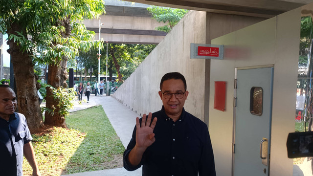 Anies Baswedan kunjungi Taman Literasi Blok M, Jumat (7/6). Foto: Thomas Bosco/kumparan