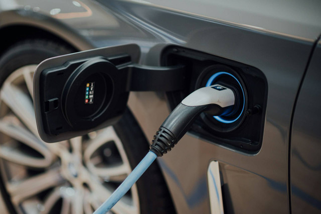 Ilustrasi charge mobil listrik. Foto: Pexels