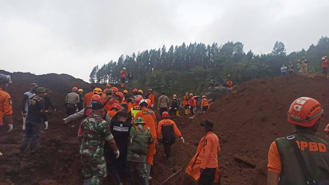 Petugas gabungan saat mengevakuasi korban tertimbun tanah longsor di area tambang pasir Dusun Supit, Kecamatan Pronojiwo, Kabupaten Lumajang, Jumat (7/6). Foto: Dok Basarnas