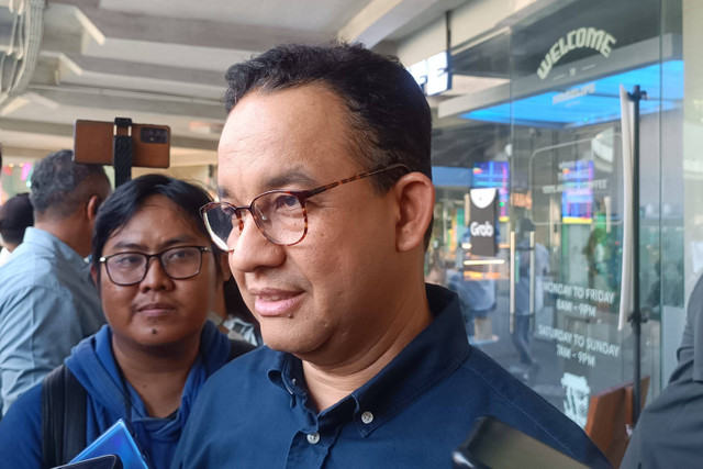 Anies Baswedan di Taman Literasi Blok M, Jaksel, Jumat (7/6/2024). Foto: Thomas Bosco/kumparan