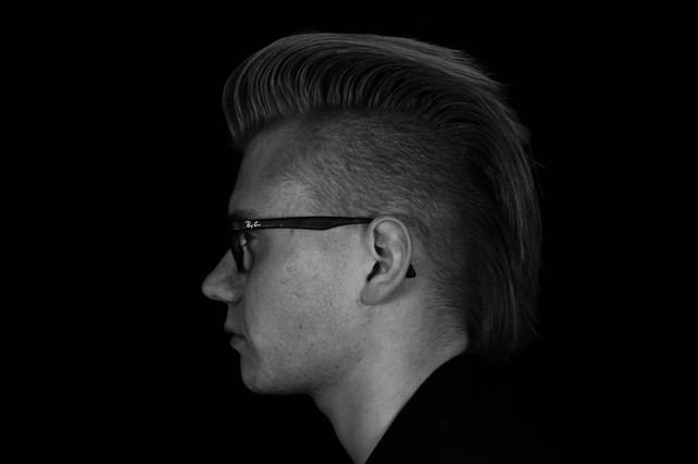 Ilustrasi untuk Cara Meluruskan Rambut Pria. Sumber: Unsplash/Hannes Wolf