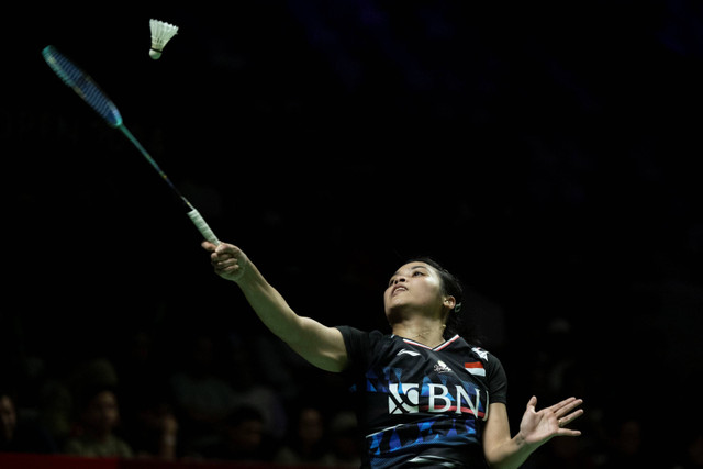 Pebulu tangkis tunggal putri Indonesia Gregoria Mariska Tunjung mengembalikan kok ke arah lawannya pebulu tangkis tunggal putri China Wang Zhi Yi dalam babak perempat final Indonesia Open 2024 di Istora Senayan, Jakarta, Jumat (7/6/2024). Foto: Aprillio Akbar/ANTARA FOTO