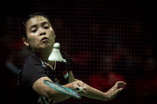 Pebulu tangkis tunggal putri Indonesia Gregoria Mariska Tunjung mengembalikan kok ke arah lawannya pebulu tangkis tunggal putri China Wang Zhi Yi dalam babak perempat final Indonesia Open 2024 di Istora Senayan, Jakarta, Jumat (7/6/2024). Foto: Aprillio Akbar/ANTARA FOTO