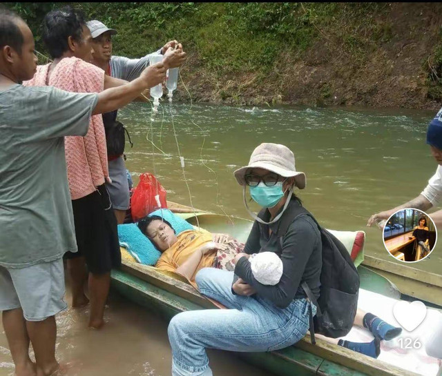 Lusia Mita bersama pasien yang dibawa menggunakan perahu. Foto: Dok, Tiktok @mitajiean