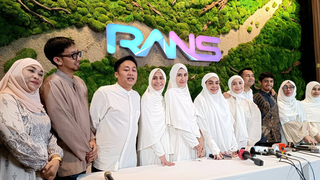 Raffi Ahmad dan Nagita Slavina gelar pengajian jelang keberangkatannya jalani ibadah Haji, RANS Office, BSD, Tangerang Selatan, Jumat (7/6/2024). Foto: Giovanni/kumparan