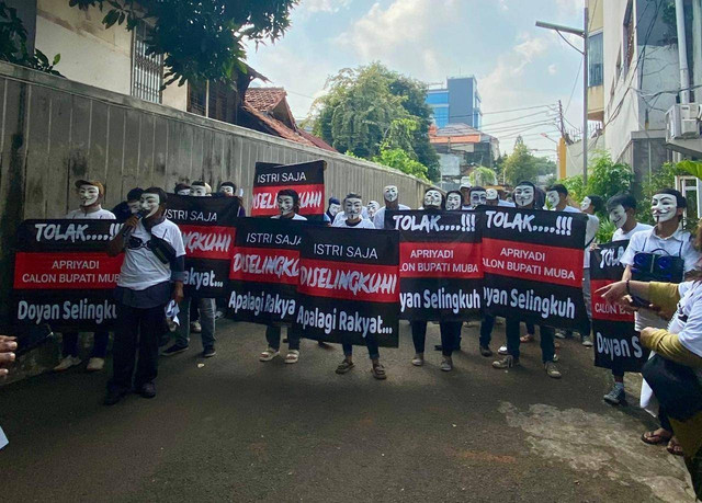 Massa mengatasnamakan Forum Masyarakat Peduli Moralitas saat menggelar aksi demo di Kantor Golkar. (ist)