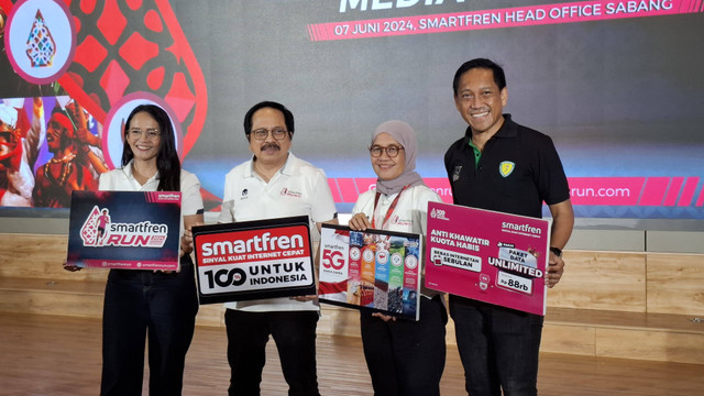 Merza Fachys, President Director Smartfren (kedua dari kiri). Foto: Muhammad Fikrie/kumparan