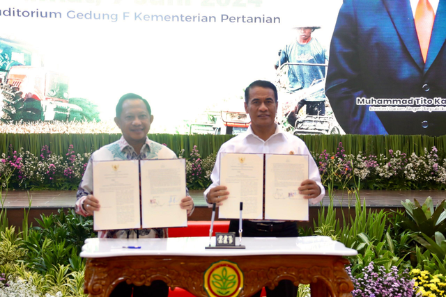 Menteri Dalam Negeri, Tito Karnavian bersama Menteri Pertanian Andi Amran Sulaiman melakukan penandatangan Nota Kesepahaman perluasan areal tanam di Auditorium Gedung F Kementan, Jakarta, Jumat (7/6/2024). Foto: Dok. Kementan