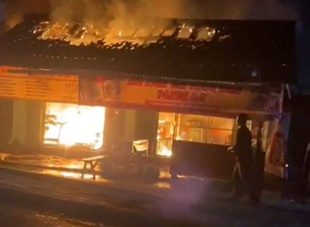 Warung makan & jasa vermak levis terbakar di Gunter, Bandar Lampung, Jumat (7/6/2024) | Foto: Alfi Akbar