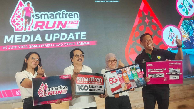 Edtine Pamilien Gensana, VP Brand Communications Smartfren; Merza Fachys, President Director Smartfren; Syafrita Aryana, Race Director Idea Run; dan Satyo Haryo Wibisono, Ketua Komisi Pemassalan PB PASI dalam media update Smartfren Run 2024. Foto: Dok. Istimewa