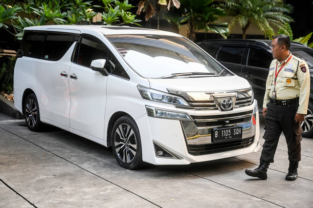 Petugas melintas di depan mobil Toyota Vellfire yang digunakan oleh tersangka mantan Menteri Pertanian Syahrul Yasin Limpo di Gedung Merah Putih KPK, Jakarta, Jumat (7/6/2024). Foto: Rivan Awal Lingga/ANTARA FOTO