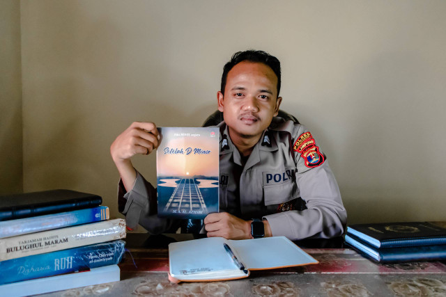 Briptu Muhammad Alim Al Azhari, anggota Polres Pringsewu memiliki bakat menulis dan telah menerbitkan 3 buku novel. | Foto: Dok Humas Polres Pringsewu