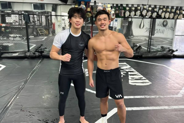 Adrian Lee (kiri) bersama sang kakak, Juara Dunia ONE Lightweight dan Welterweight MMA, Christian Lee. Foto: ONE Championship