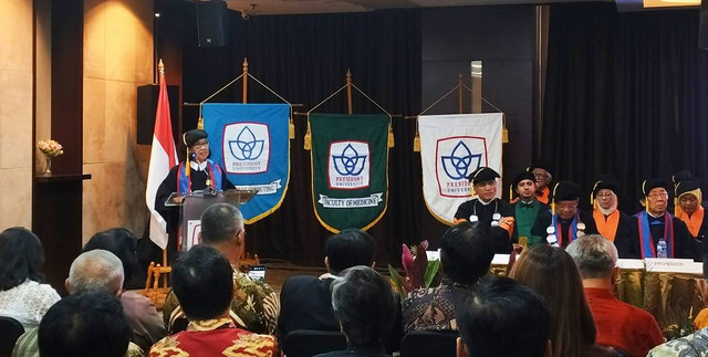 Prof. Retnowati menyampaikan orasi ilmiah dalam sidang senat pengukuhan guru besar di President Executive Club, Cikarang, pada hari Selasa, 28 Mei 2024 (Foto: Shihab).