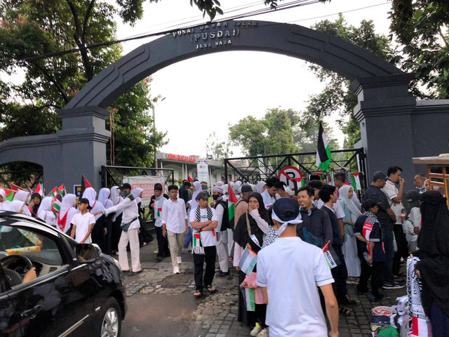 Massa aksi Pro Palestina di Bandung mulai memadati Pusdai di jalan Diponegoro, Sabtu (8/6). Foto:  Robby Bouceu/kumparan