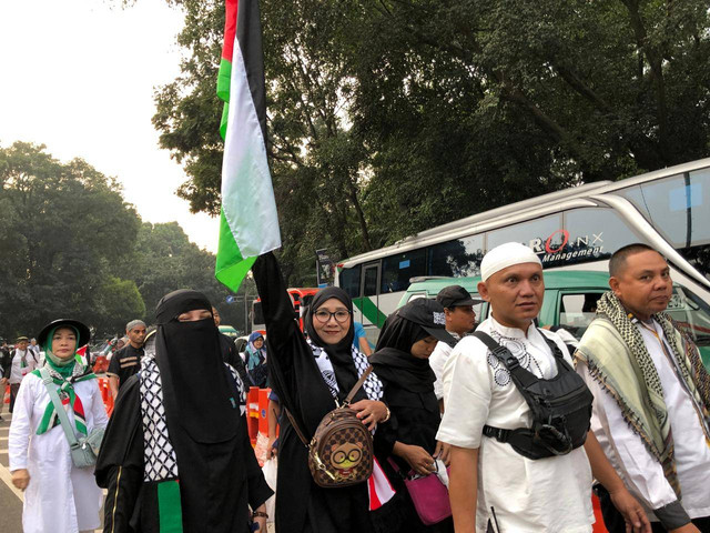 Massa aksi Pro Palestina di Bandung mulai memadati Pusdai di jalan Diponegoro, Sabtu (8/6). Foto: Robby Bouceu/kumparan