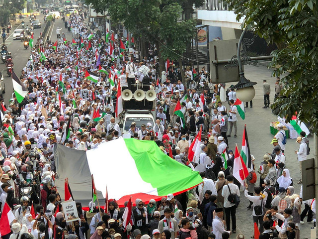 Massa aksi Pro Palestina di Bandung mulai memadati Pusdai di jalan Diponegoro, Sabtu (8/6). Foto: Robby Bouceu/kumparan