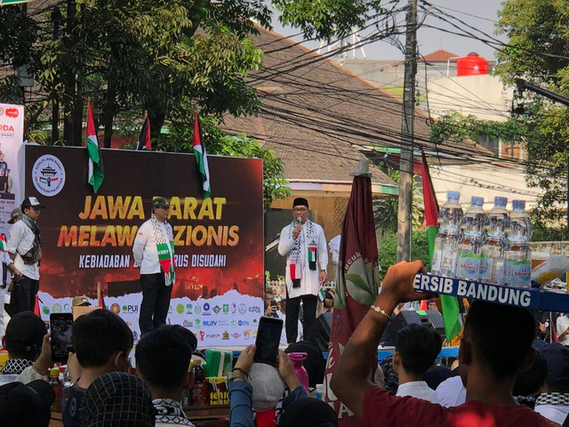 Ridwan Kamil berorasi di panggung aksi Jawa Barat Melawan Zionist, depan Gedung DPRD Provinsi Jawa Barat, Sabtu (8/6). Foto: Robby Bouceu/kumparan