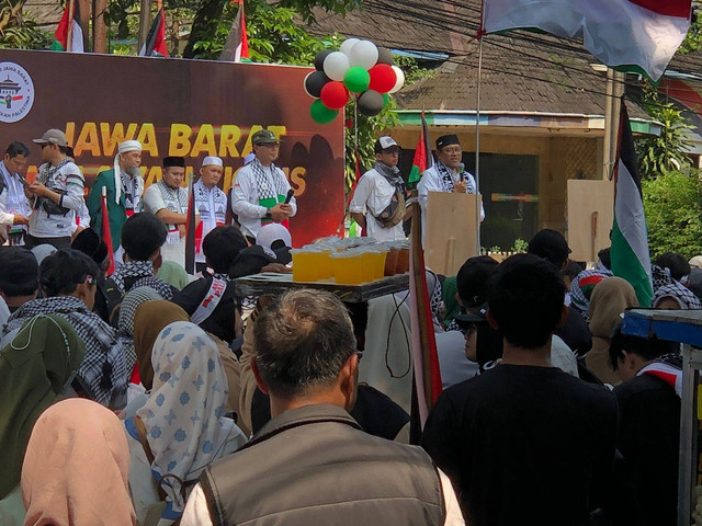 Mantan Gubernur Jawa Barat Ahmad Heryawan saat berorasi di panggung aksi Jawa Barat Melawan Zionist, depan Gedung DPRD Provinsi Jawa Barat, Sabtu (8/6). Foto: Robby Bouceu/kumparan