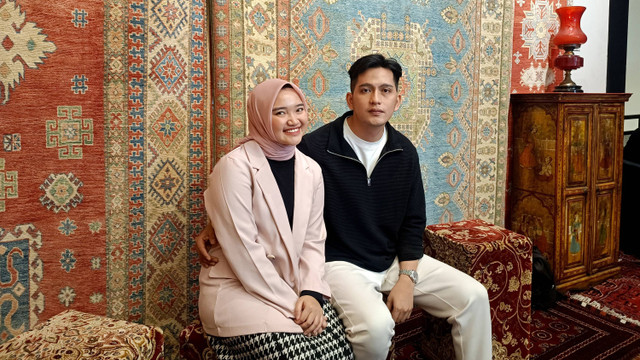 Nabilla Ellisa dan Ilyas Bachtiar dalam perilisan single Hebat di Matamu, di kawasan Kebayoran, Rabu (5/6). Foto: Giovanni/kumparan