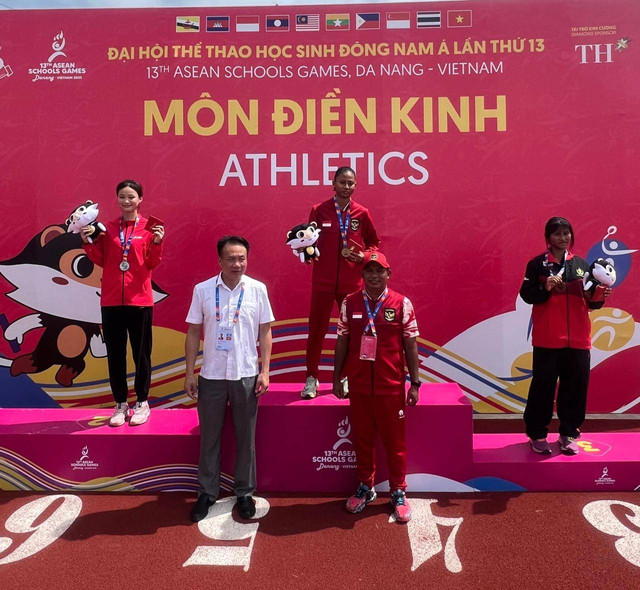 Atlet asal Kalbar, Katyea Ebri Safitri saat menerima medali emas di Asean School Games 2024 di Vietnam. Foto: Dok. Istimewa