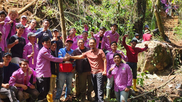 Momentum kolaborasi pemasangan pipa isntalasi PLTMH di kawasan Rantau Dedap, Muara Enim. (ist)