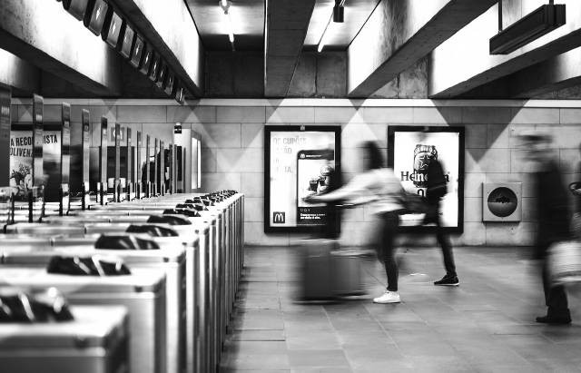 Di stasiun kereta terdapat orang-orang terburu-buru melewati mesin tapping (Sumber:Pixabay.com)