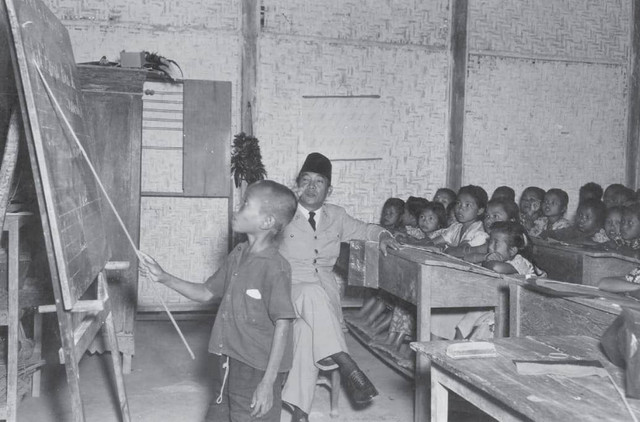 Kunjungan kerja Sukarno ke Sekolah Rakyat di Madiun, 21 September 1952. Sumber: ANRI Kempen 520921 HB 2-5.