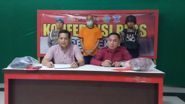 Kasat Reskrim Polres Sekadau, Iptu Kuswiyanto (kiri) dan Kanit Pidum Satreskrim Polres Sekadau, Aipda Nikolaus Kapriko (kanan) memberikan penjelasan kepada awak media saat konferensi pers di Mapolres Sekadau. Foto: Dina Mariana/Hi!Pontianak