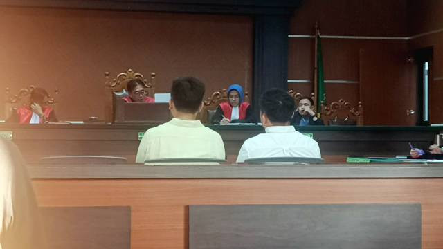 Sidang perdana dugaan kasus Money Politics yang menjerat dua caleg terpilih asal Gerindra, di Pengadilan Negeri Manado.