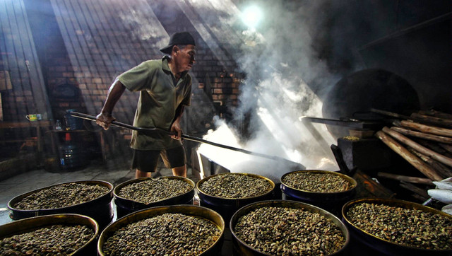 Usaha kopi olahan tradisional khas Sumatera Selatan Sendok Mas milik keluarga Jafar bin Rasyid yang sudah dirintis puluhan tahun lalu, Sabtu (8/6) Foto: ary priyanto/urban id