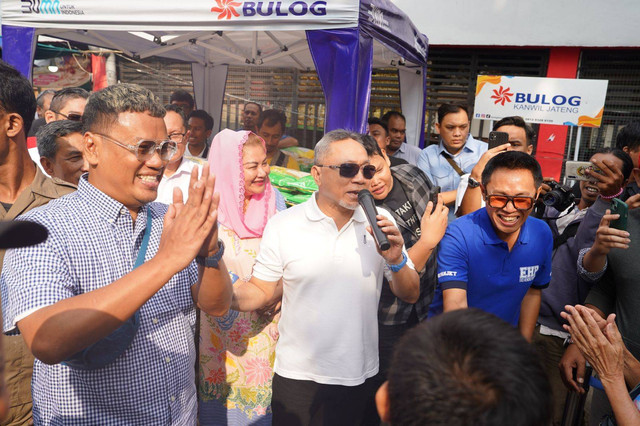 Menteri Perdagangan Zulkifli Hasan meninjau bahan pokok di Pasar Karang Ayu, Semarang, Jawa Tengah, Sabtu (8/6/2024). Foto: Dok. Kemendag