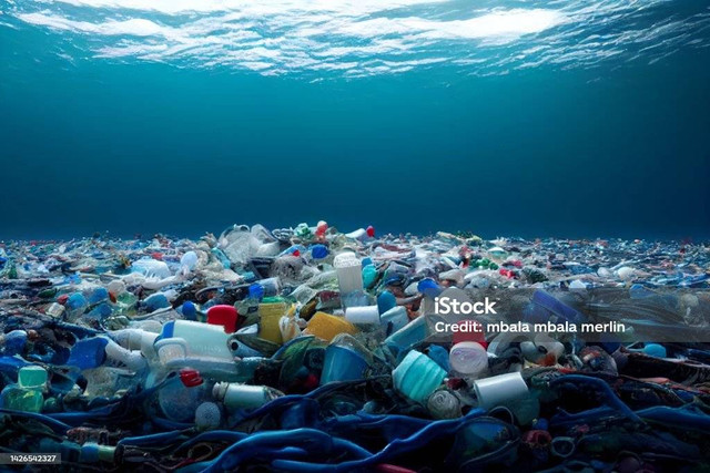 Ilustrasi Foto Laut Penuh Sampah Plastik. Foto: iStock