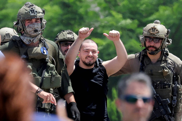 Almog Meir Jan, seorang sandera yang dibebaskan bereaksi, setelah militer mengatakan bahwa pasukan Israel telah menyelamatkan empat sandera hidup-hidup dari Jalur Gaza tengah pada hari Sabtu, di Ramat Gan, Israel, Sabtu (8/6/2024). Foto: Marko Djurica/Reuters