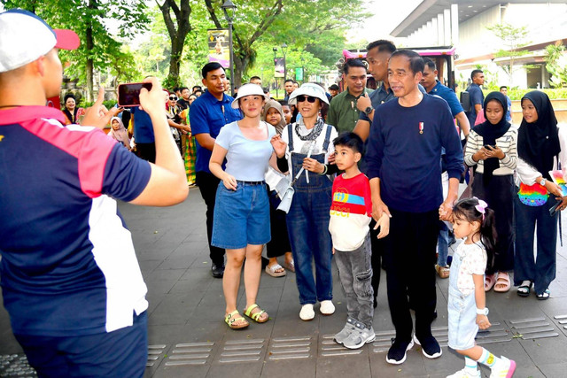 Momen wisata edukasi Presiden Jokowi dan Ibu Iriana beserta cucunya, Jan Ethes Srinarendra dan La Lembah Manah, di Taman Mini Indonesia Indah (TMII), Jakarta, Sabtu (8/6/2024). Foto: Rusman/Biro Pers Sekretariat Presiden