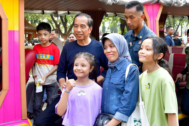 Momen wisata edukasi Presiden Jokowi di Taman Mini Indonesia Indah (TMII), Jakarta, Sabtu (8/6/2024). Foto: Rusman/Biro Pers Sekretariat Presiden