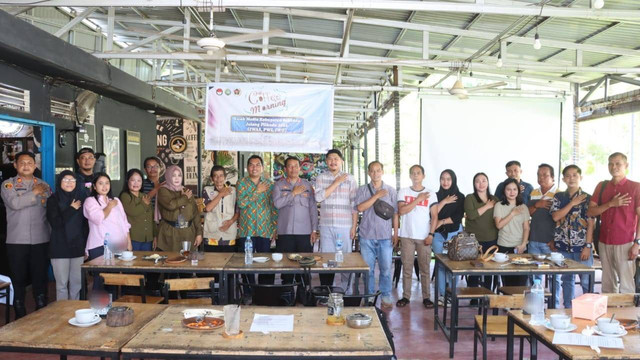 Foto bersama dalam kegiatan coffee morning awak media di Sekadau. Foto: Dok. Polres Sekadau