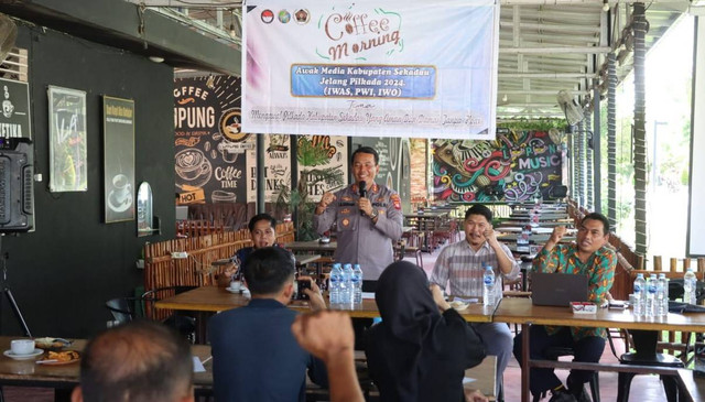 Kapolres Sekadau, AKBP I Nyoman Sudama, saat memberikan paparan dalam kegiatan coffee morning awak media di Kabupaten Sekadau. Foto: Dok. Polres Sekadau