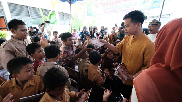 Gibran saat membagikan buku bergambar Jan Ethes di SDN Gurawan Solo pada 7 Desember 2023. Foto: Dok. Istimewa