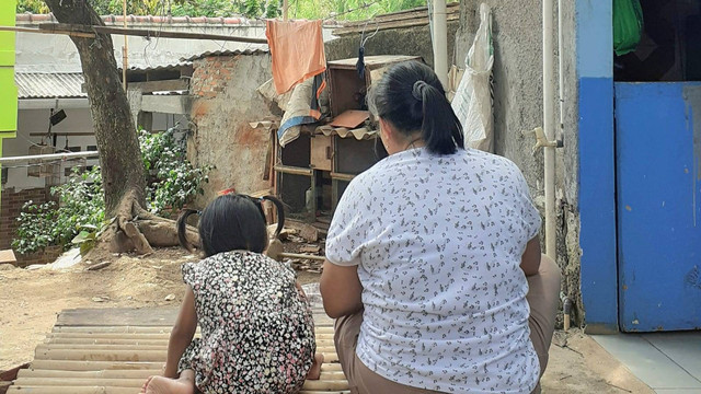 Kedekatan seorang ibu dan anak yang sedang berada di sekitar rumah, Jakarta Timur. (Foto : Nurhanifah)