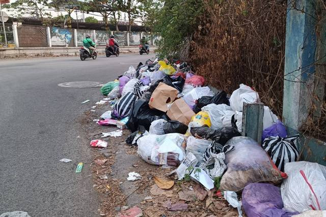 Ilustrasi tumpukan sampah disepanjang jalan Yogyakarta. Foto: Arfiansyah Panji Purnandaru/kumparan