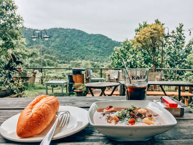 Cafe di Ubud View Air Terjun. Foto hanya ilustrasi, bukan tempat yang sebenarnya. Sumber: unsplash.com/Bui Nam.