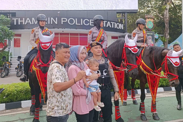 Pasukan berkuda Polri berjaga di kawasan CFD Bundaran HI, Jakarta Pusat, Minggu (9/6/2024). Foto: Zamachsyari/kumparan