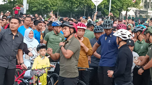 Presiden Joko Widodo bersama Ibu Negara Iriana Joko Widodo dan cucunya Jan Ethes bersepedan saat car free day (CFD) di sekitar Bundaran HI, Jakarta, hari ini, Minggu (9/6/2024). Foto: Zamachsyari/kumparan