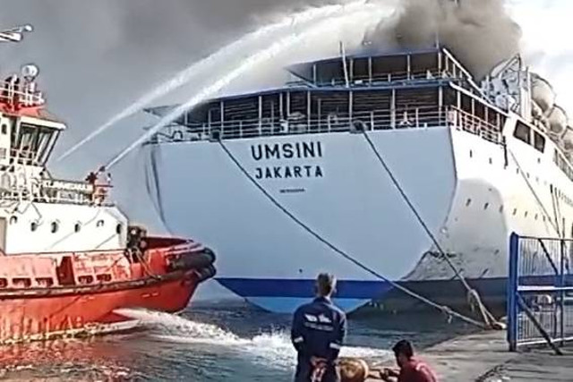 KM Umsini terbakar di Makassar. Foto: Dok. Istimewa