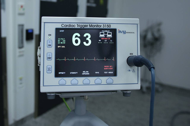 https://pixabay.com/photos/equipment-hospital-ecg-3089883/