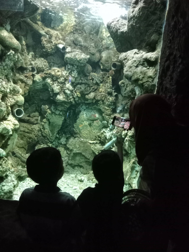 (Orang dewasa yang sedang menemani anak kecil reakreasi. Orang dewasa juga perlu berlibur/Anargya Manika)