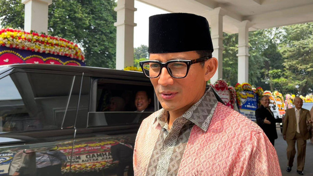 Menparekraf Sandiaga Uno hadir di pernikahan putri Presiden PKS, Ahmad Syaikhu di Balai Komando Jakarta Timur, Minggu (9/6/2024). Foto: Haya Syahira/kumparan