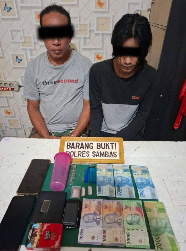 Kedua tersangka pengedar sabu di Pemangkat bersama barang bukti yang ditemukan di TKP. Foto: Dok. Polres Sambas